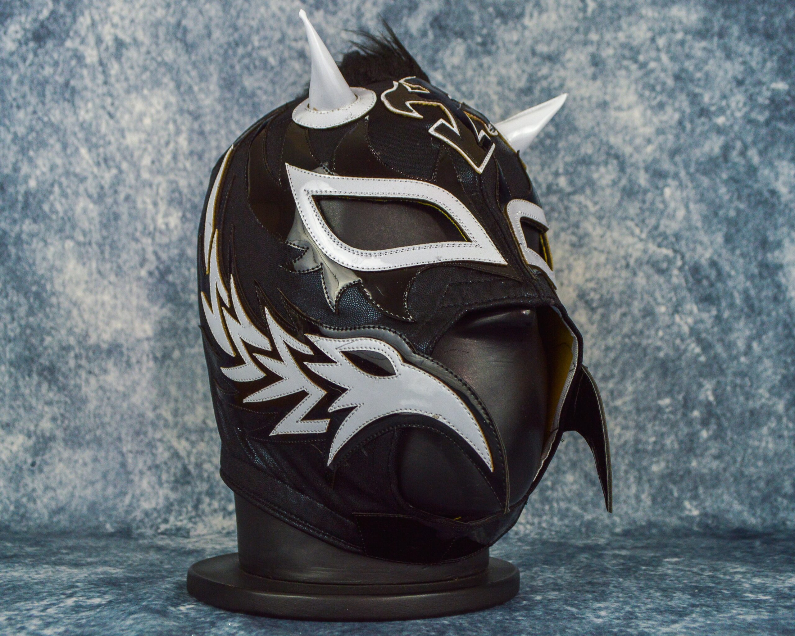 Rey Black/White Pro Grade Mask